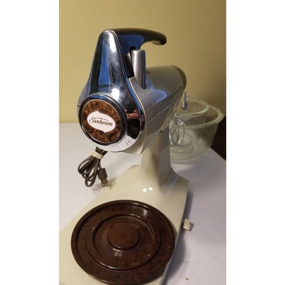 Vintage SUNBEAM DELUXE Mixmaster Mixer 12 Speed 1-7A Dough Hooks and Glass Bowls - Picture 7 of 12